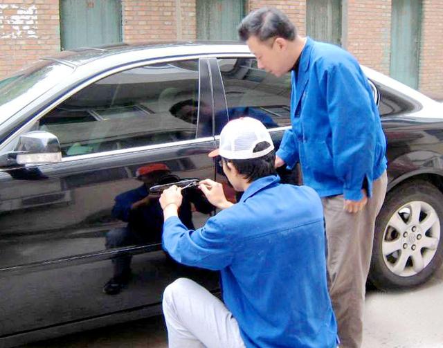 清水河汽车钥匙丢在车里面怎么办?